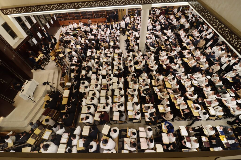 "עוצו עצה ותופר": כשמרן הגר"ד לנדו שר עם בחורי הישיבה