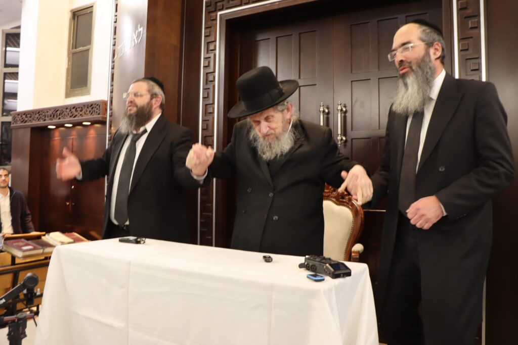 "עוצו עצה ותופר": כשמרן הגר"ד לנדו שר עם בחורי הישיבה