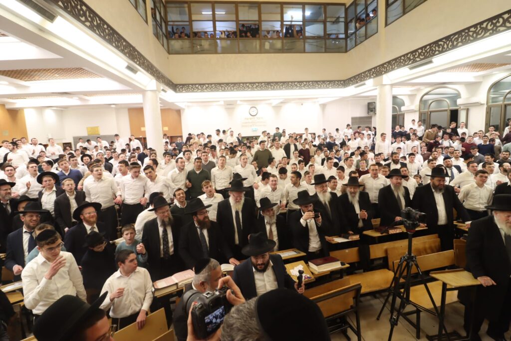 "עוצו עצה ותופר": כשמרן הגר"ד לנדו שר עם בחורי הישיבה