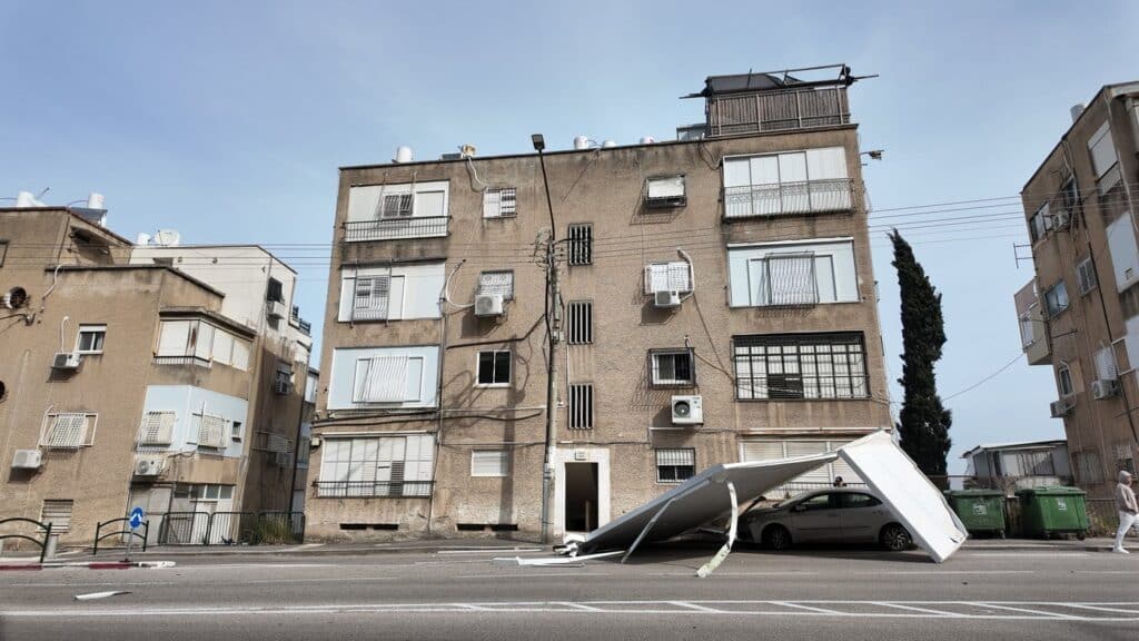 חיפה: גג בבנייה קלה קרס כתוצאה מהרוחות העזות