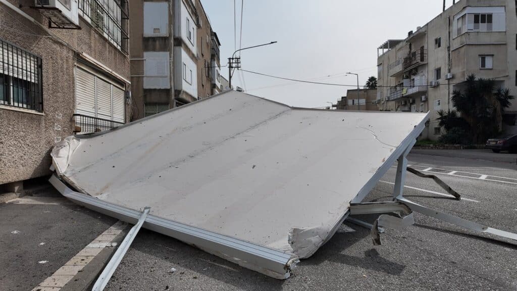 חיפה: גג בבנייה קלה קרס כתוצאה מהרוחות העזות