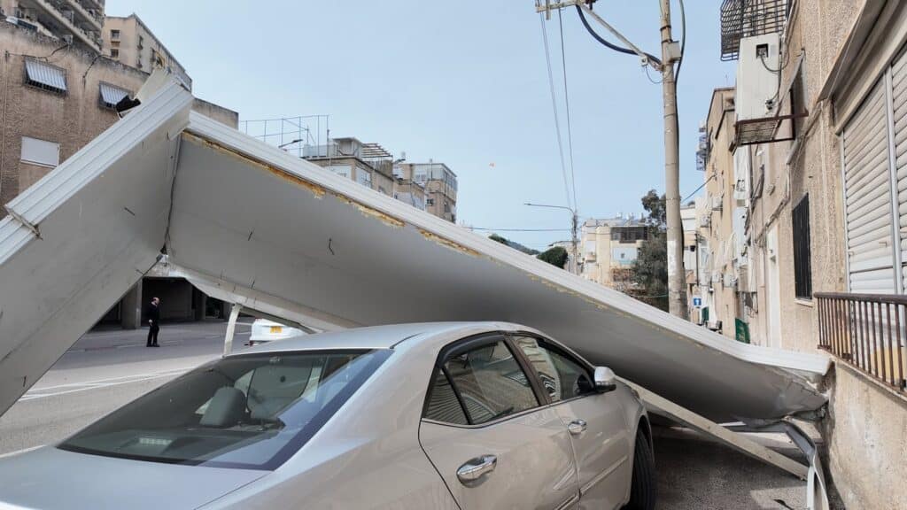חיפה: גג בבנייה קלה קרס כתוצאה מהרוחות העזות