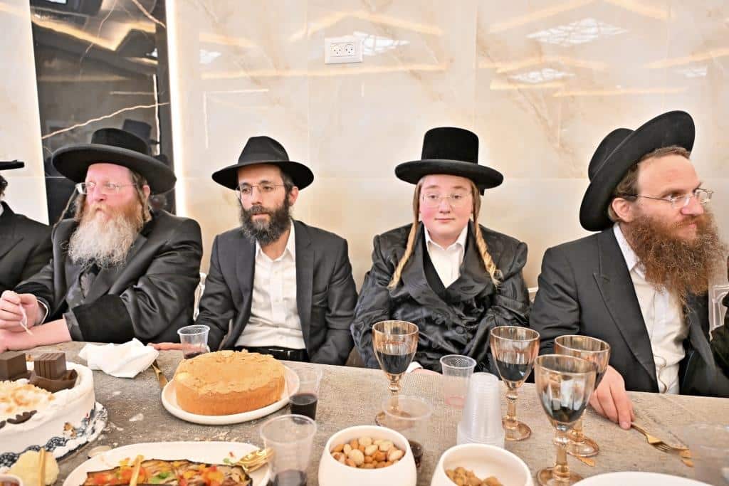 גלריה: רבנים ואישי ציבור בשמחת בר המצוה לבן איש קרעסטיר