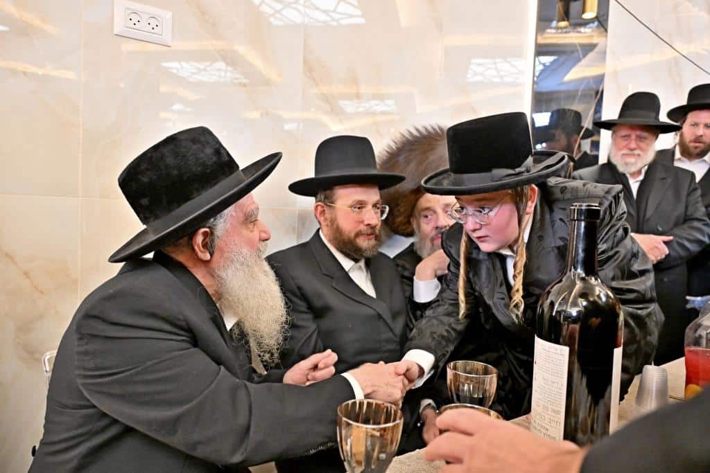 גלריה: רבנים ואישי ציבור בשמחת בר המצוה לבן איש קרעסטיר