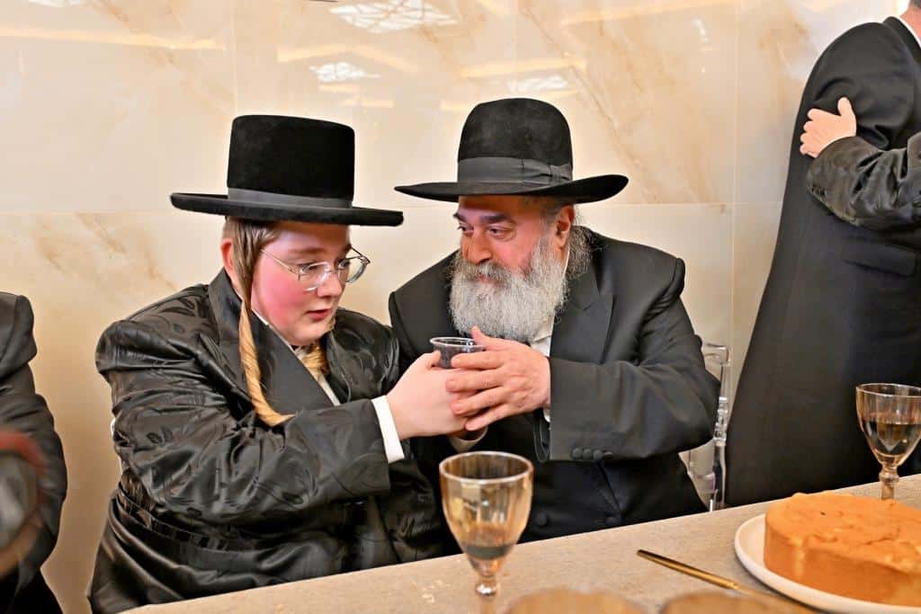 גלריה: רבנים ואישי ציבור בשמחת בר המצוה לבן איש קרעסטיר