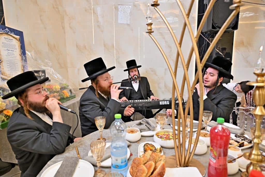 גלריה: רבנים ואישי ציבור בשמחת בר המצוה לבן איש קרעסטיר