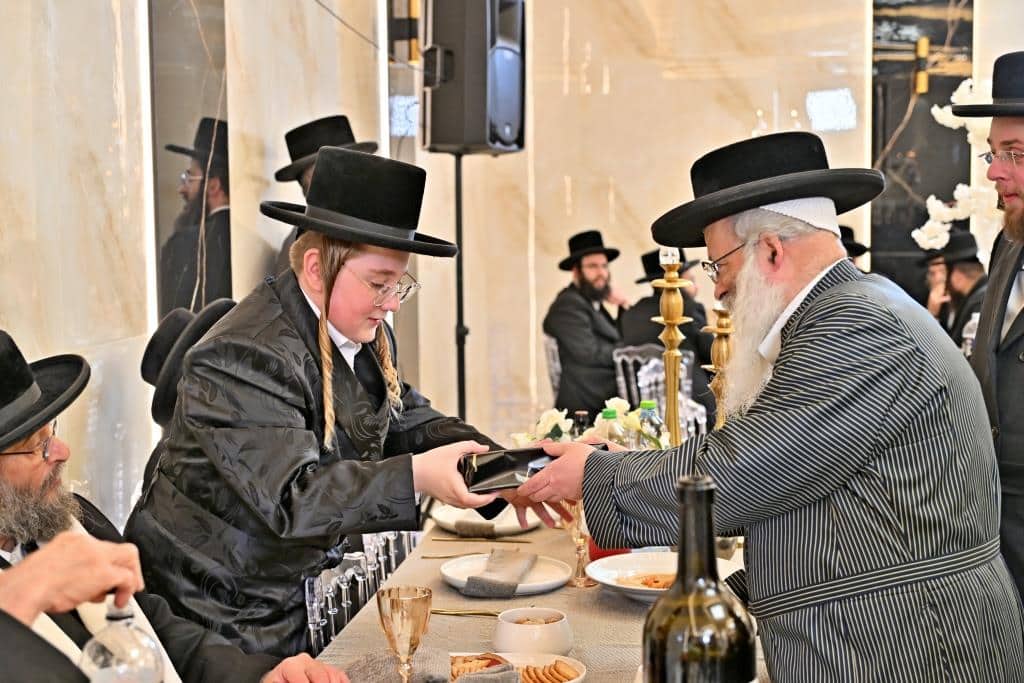 גלריה: רבנים ואישי ציבור בשמחת בר המצוה לבן איש קרעסטיר