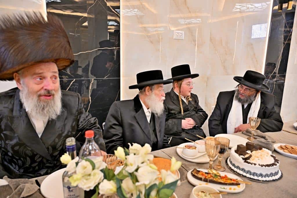 גלריה: רבנים ואישי ציבור בשמחת בר המצוה לבן איש קרעסטיר