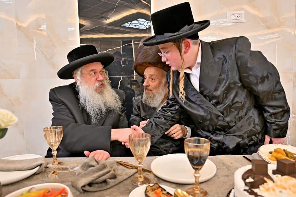 גלריה: רבנים ואישי ציבור בשמחת בר המצוה לבן איש קרעסטיר