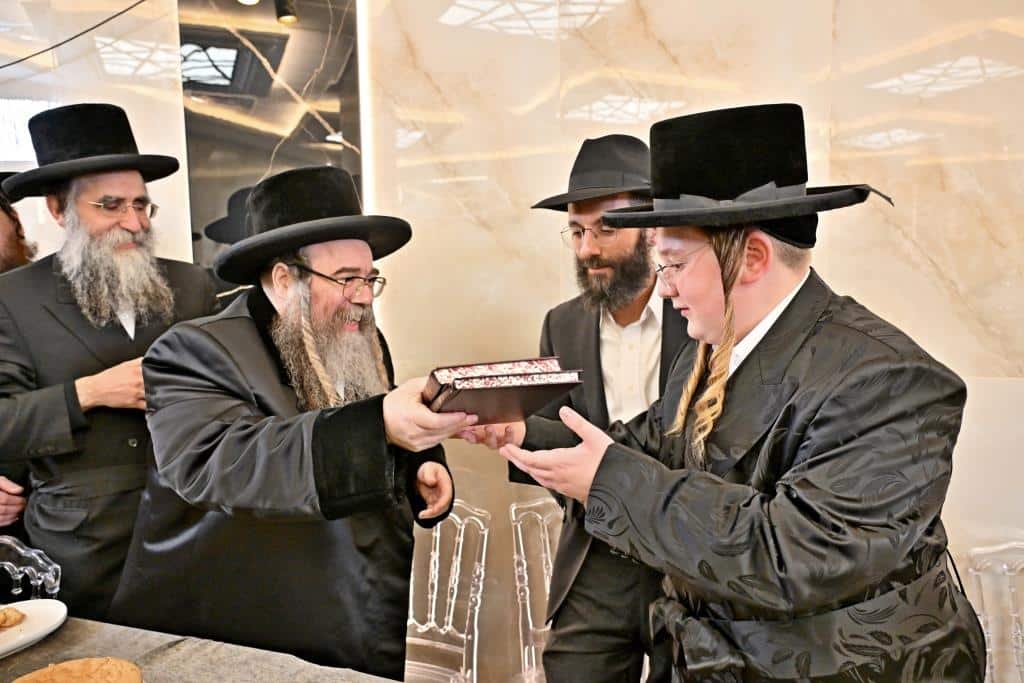 גלריה: רבנים ואישי ציבור בשמחת בר המצוה לבן איש קרעסטיר