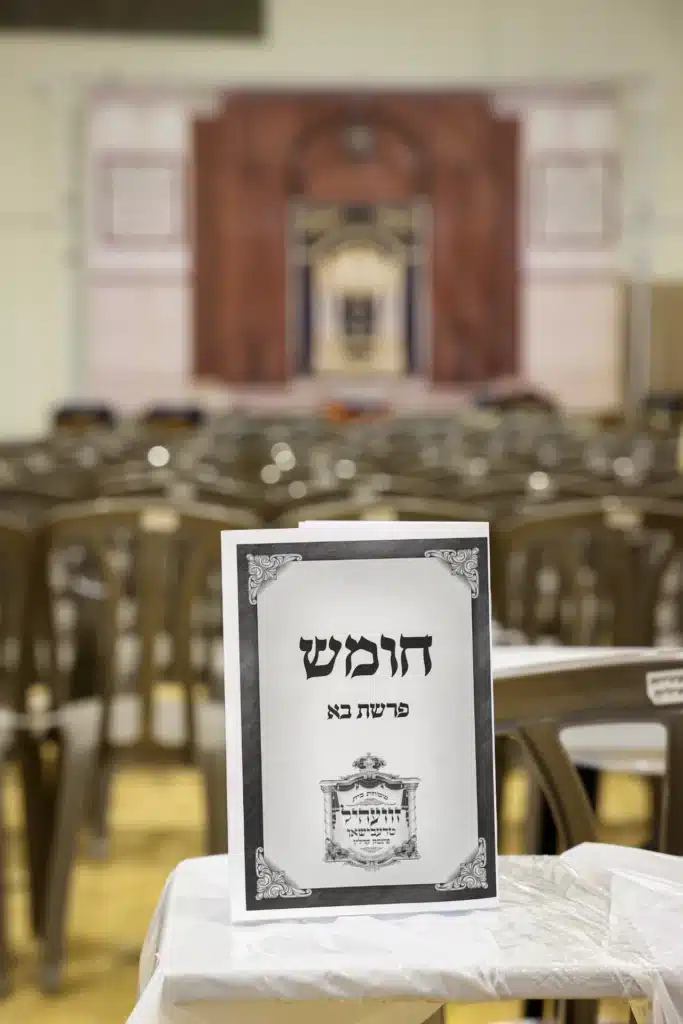 עריכת הטיש ושמחת הפארשפיל לבן האדמו"ר מזוועהיל