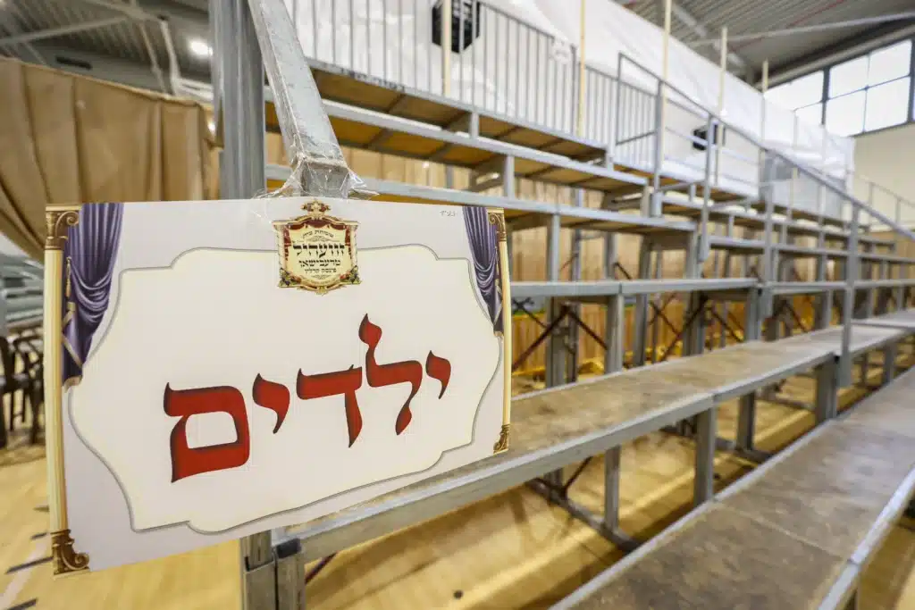 עריכת הטיש ושמחת הפארשפיל לבן האדמו"ר מזוועהיל