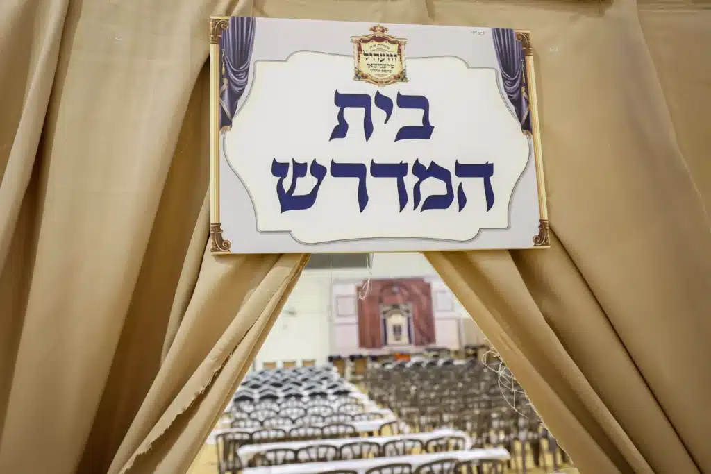 עריכת הטיש ושמחת הפארשפיל לבן האדמו"ר מזוועהיל