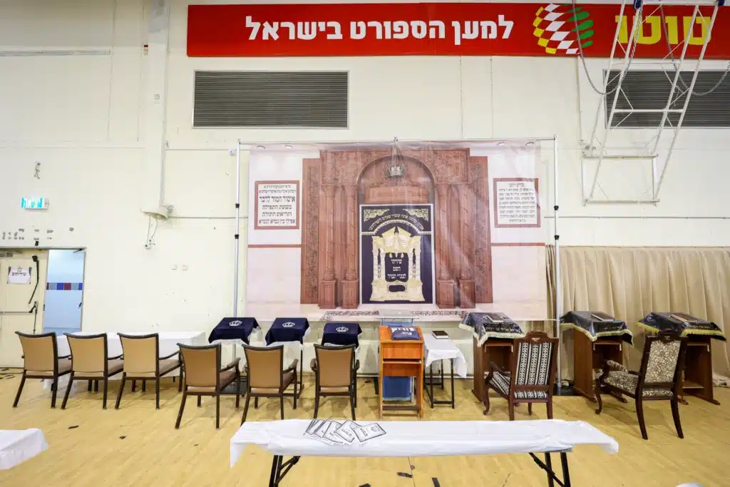 עריכת הטיש ושמחת הפארשפיל לבן האדמו"ר מזוועהיל