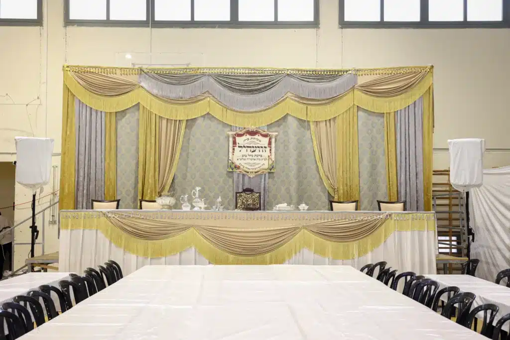 עריכת הטיש ושמחת הפארשפיל לבן האדמו"ר מזוועהיל