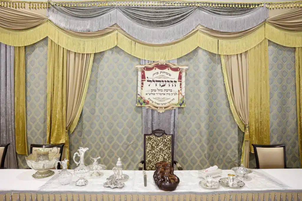 עריכת הטיש ושמחת הפארשפיל לבן האדמו"ר מזוועהיל