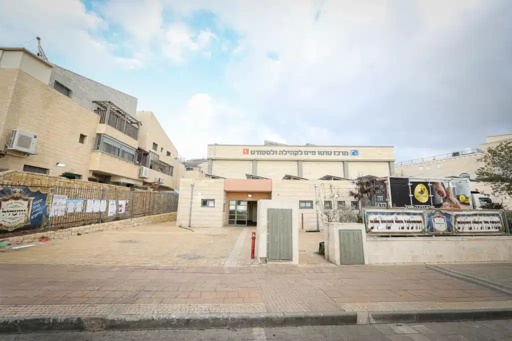 עריכת הטיש ושמחת הפארשפיל לבן האדמו"ר מזוועהיל