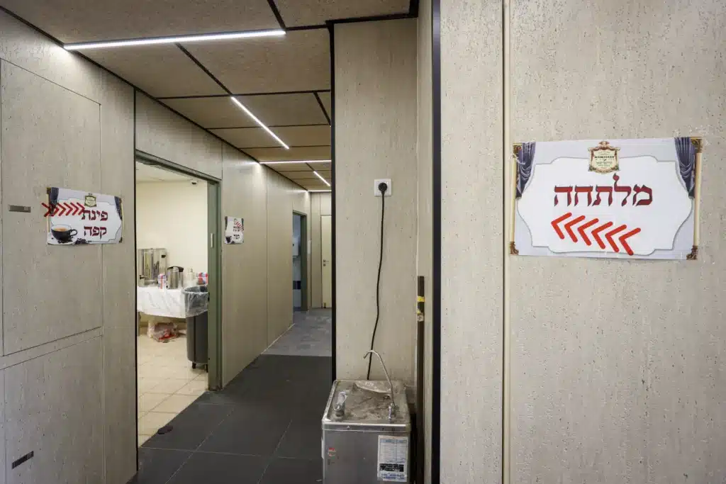 עריכת הטיש ושמחת הפארשפיל לבן האדמו"ר מזוועהיל