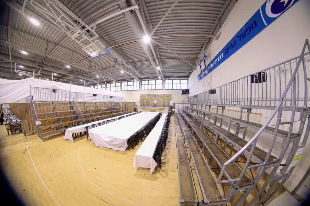 עריכת הטיש ושמחת הפארשפיל לבן האדמו"ר מזוועהיל