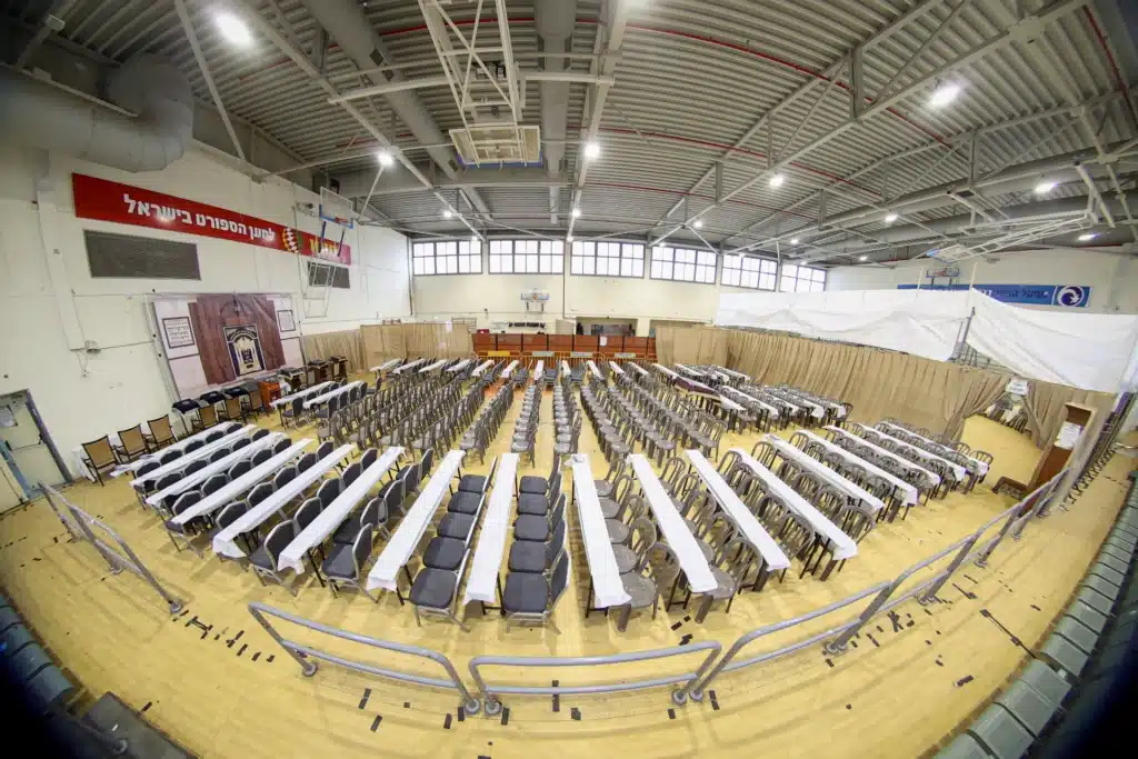 עריכת הטיש ושמחת הפארשפיל לבן האדמו"ר מזוועהיל