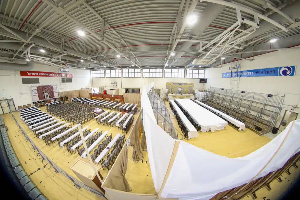 עריכת הטיש ושמחת הפארשפיל לבן האדמו"ר מזוועהיל