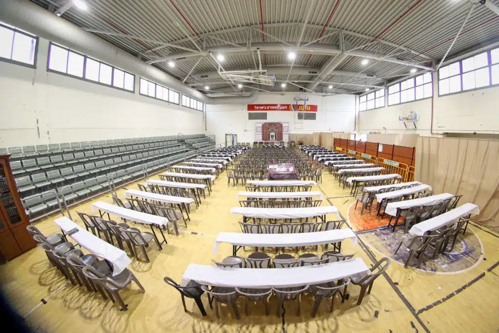 עריכת הטיש ושמחת הפארשפיל לבן האדמו"ר מזוועהיל