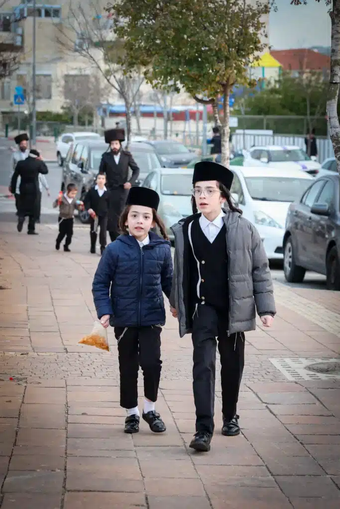 עריכת הטיש ושמחת הפארשפיל לבן האדמו"ר מזוועהיל