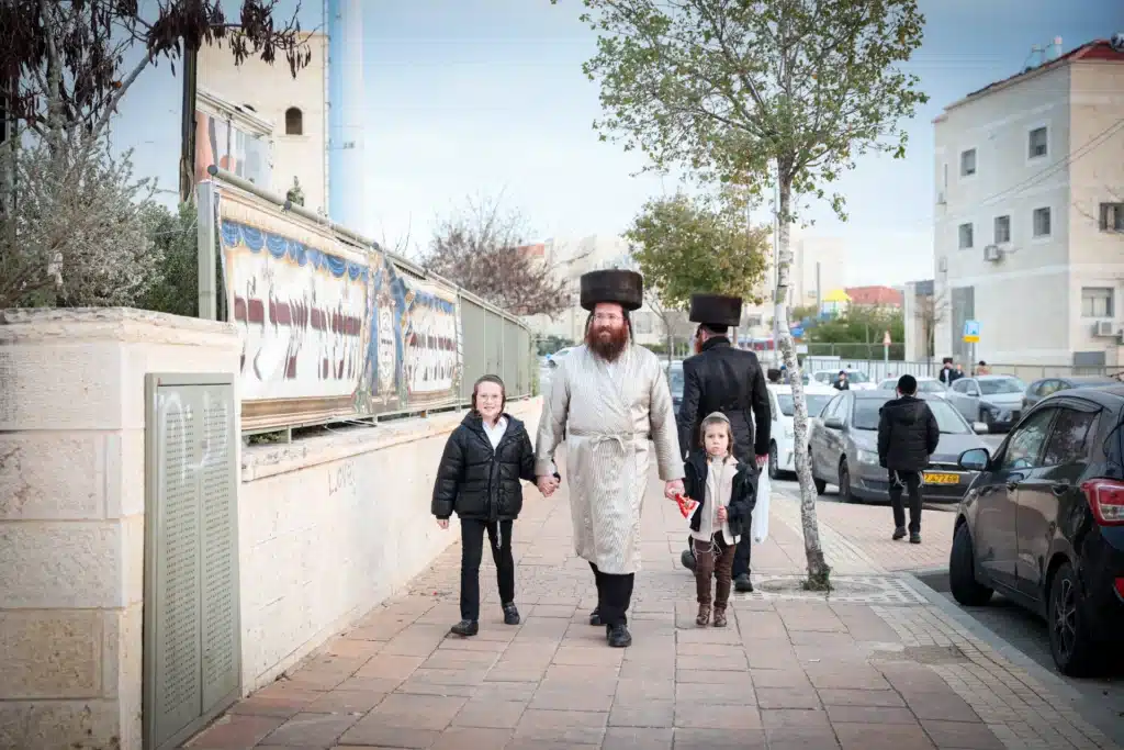 עריכת הטיש ושמחת הפארשפיל לבן האדמו"ר מזוועהיל