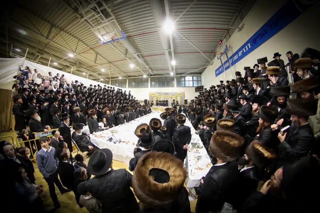 עריכת הטיש ושמחת הפארשפיל לבן האדמו"ר מזוועהיל