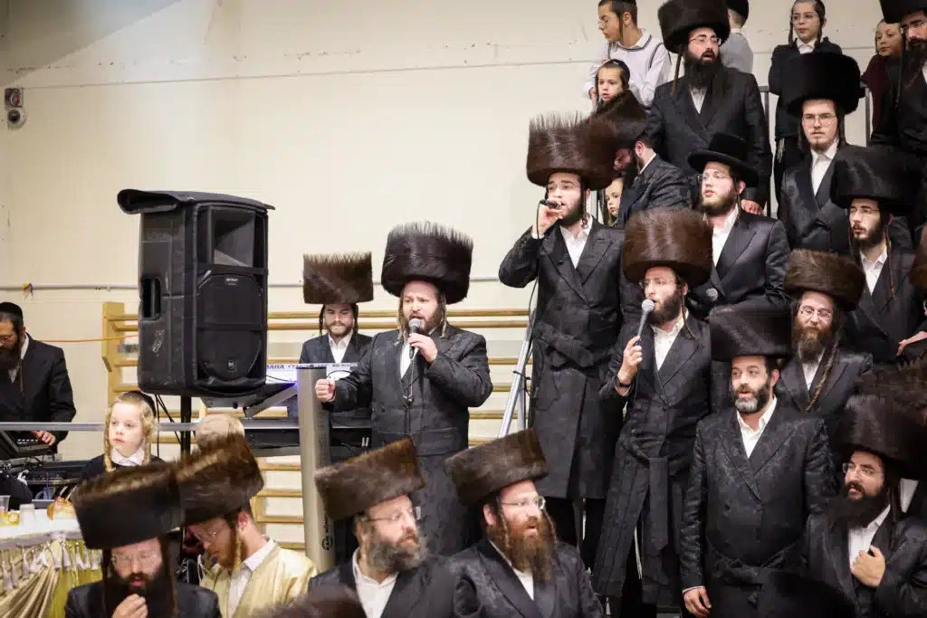 עריכת הטיש ושמחת הפארשפיל לבן האדמו"ר מזוועהיל