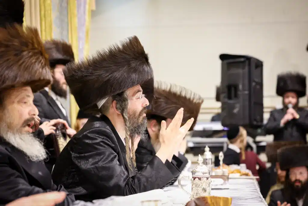 עריכת הטיש ושמחת הפארשפיל לבן האדמו"ר מזוועהיל