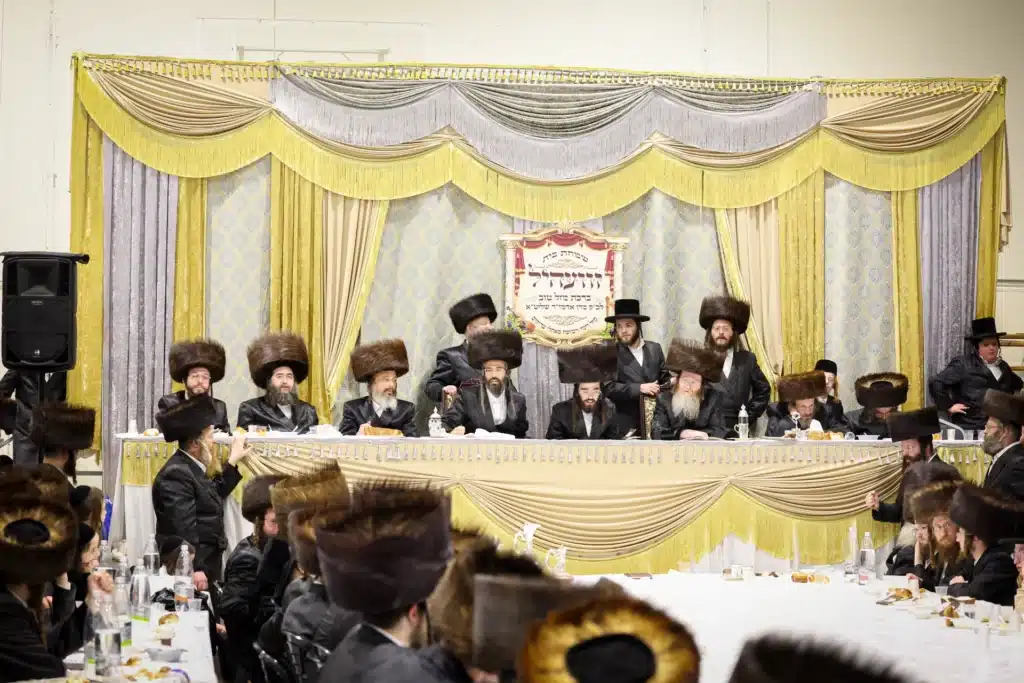 עריכת הטיש ושמחת הפארשפיל לבן האדמו"ר מזוועהיל