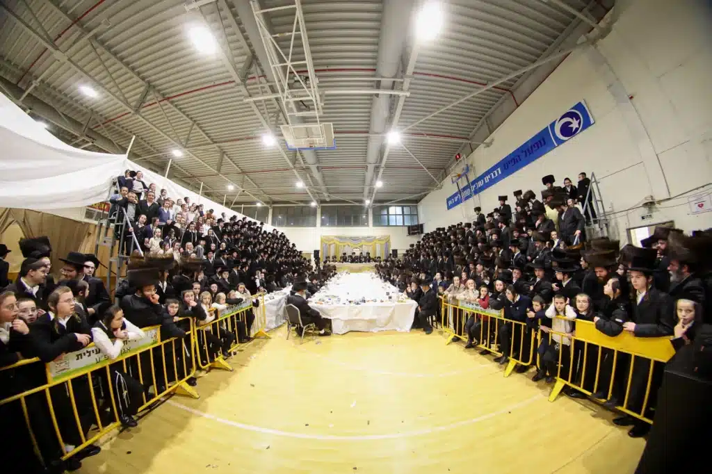 עריכת הטיש ושמחת הפארשפיל לבן האדמו"ר מזוועהיל