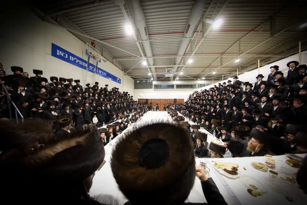 עריכת הטיש ושמחת הפארשפיל לבן האדמו"ר מזוועהיל