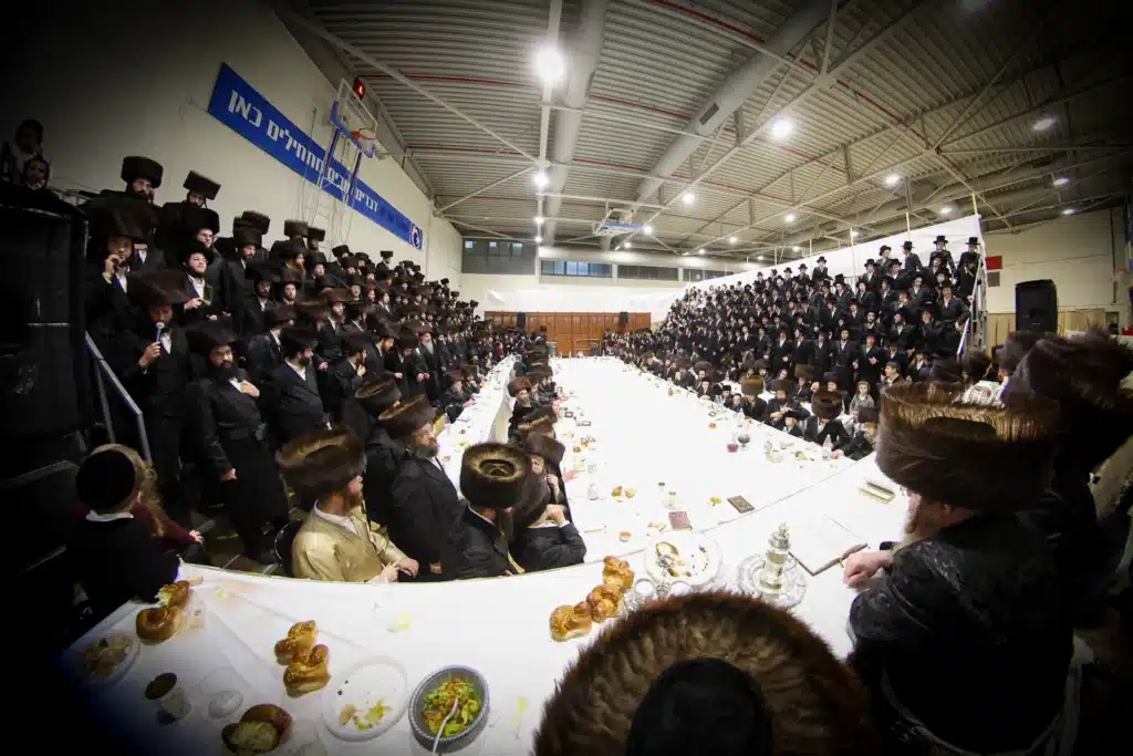 עריכת הטיש ושמחת הפארשפיל לבן האדמו"ר מזוועהיל