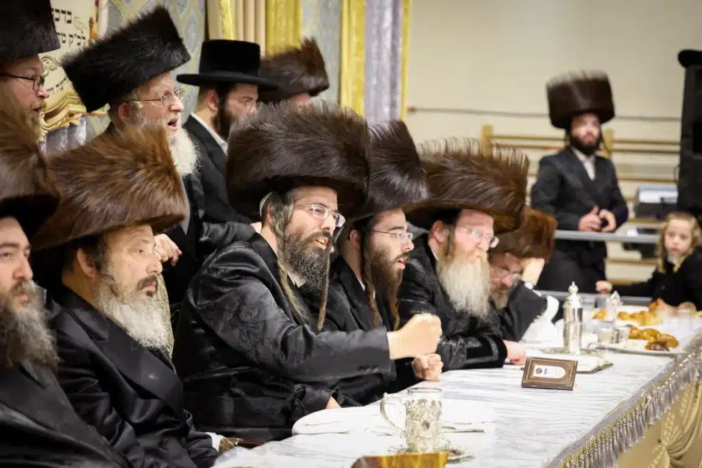 עריכת הטיש ושמחת הפארשפיל לבן האדמו"ר מזוועהיל