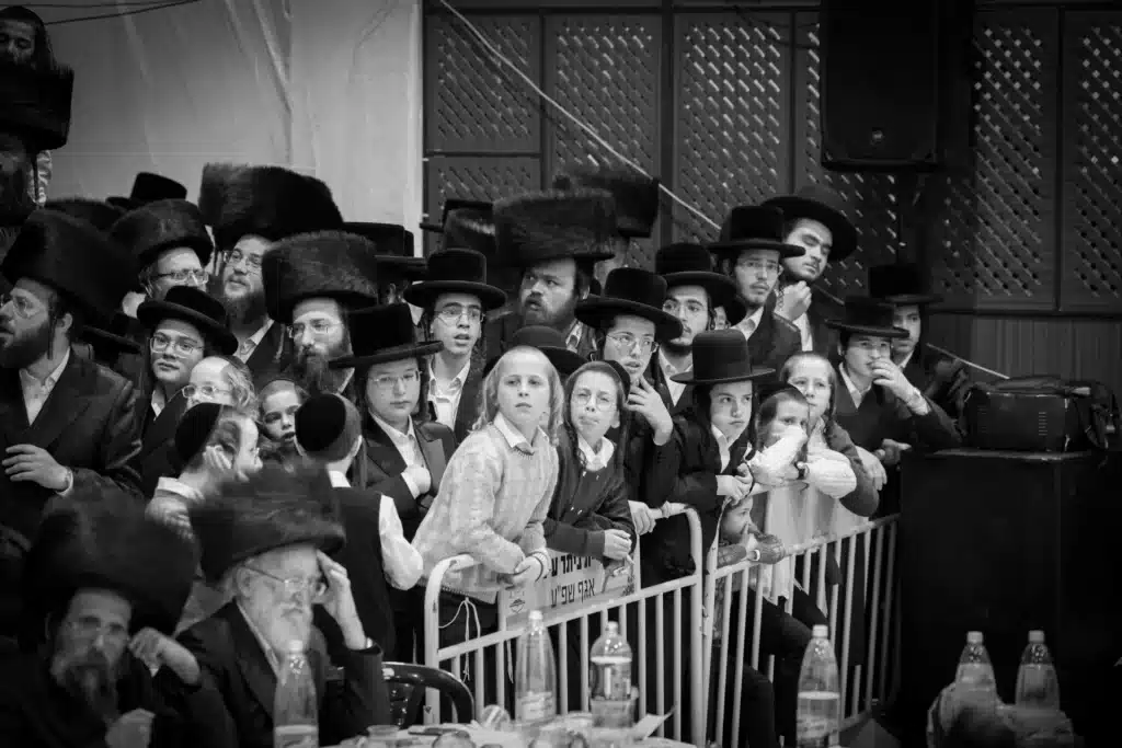 עריכת הטיש ושמחת הפארשפיל לבן האדמו"ר מזוועהיל