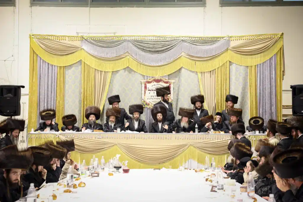 עריכת הטיש ושמחת הפארשפיל לבן האדמו"ר מזוועהיל