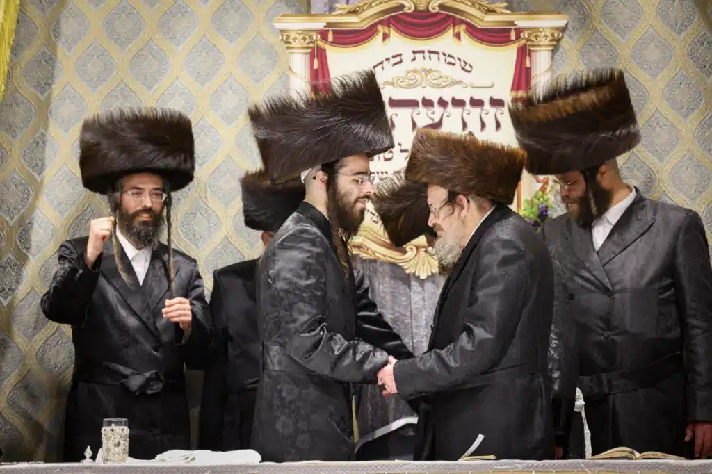 עריכת הטיש ושמחת הפארשפיל לבן האדמו"ר מזוועהיל