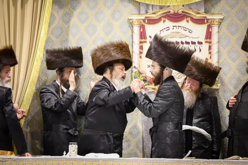 עריכת הטיש ושמחת הפארשפיל לבן האדמו"ר מזוועהיל