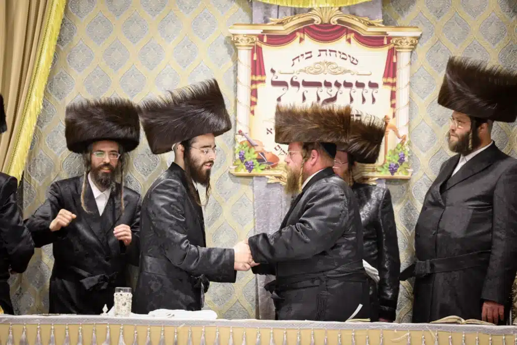 עריכת הטיש ושמחת הפארשפיל לבן האדמו"ר מזוועהיל