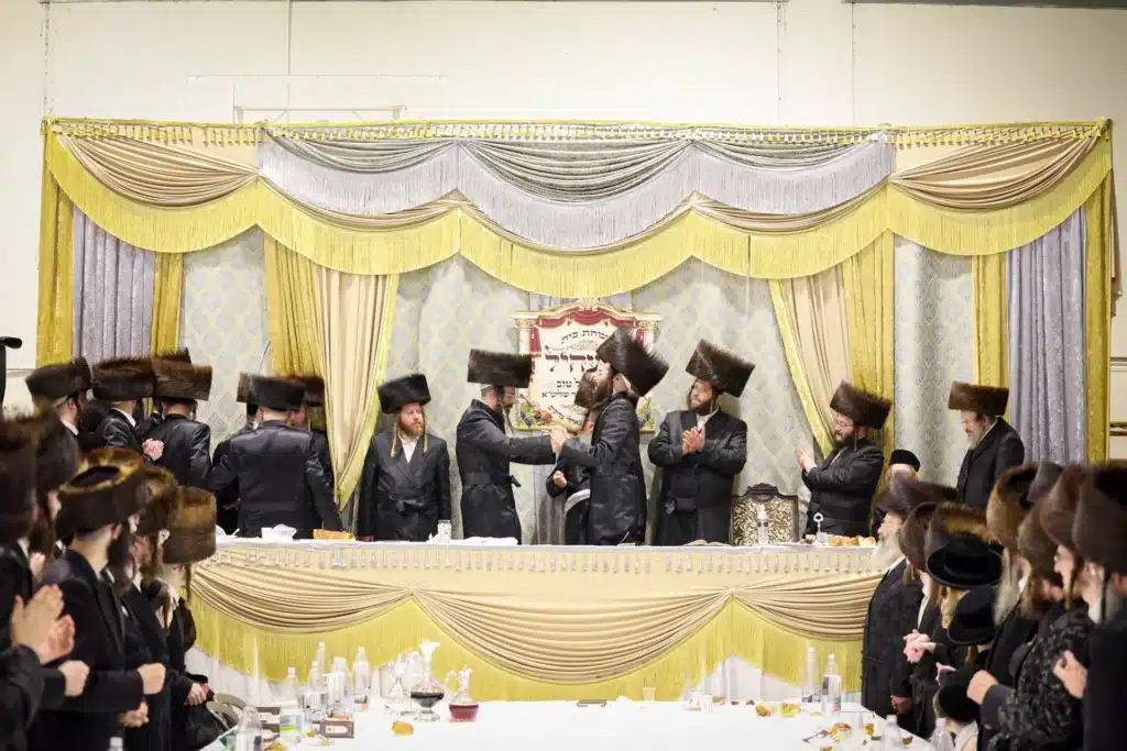 עריכת הטיש ושמחת הפארשפיל לבן האדמו"ר מזוועהיל