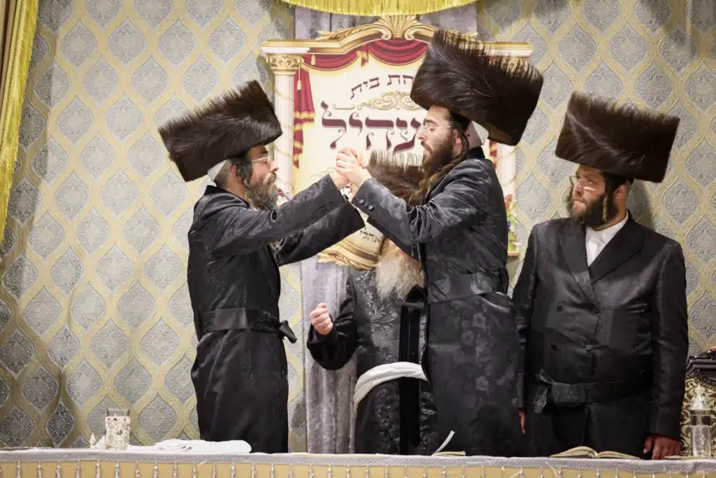 עריכת הטיש ושמחת הפארשפיל לבן האדמו"ר מזוועהיל