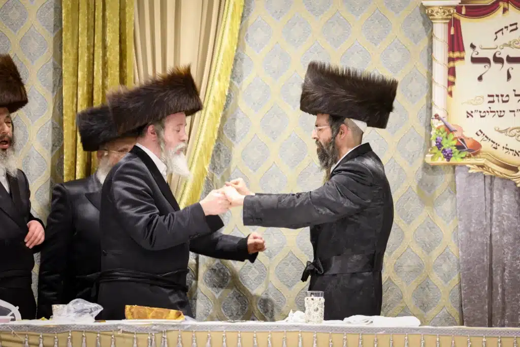 עריכת הטיש ושמחת הפארשפיל לבן האדמו"ר מזוועהיל