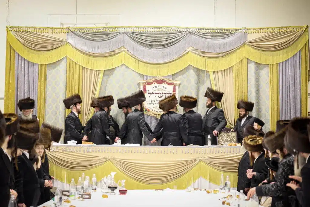 עריכת הטיש ושמחת הפארשפיל לבן האדמו"ר מזוועהיל