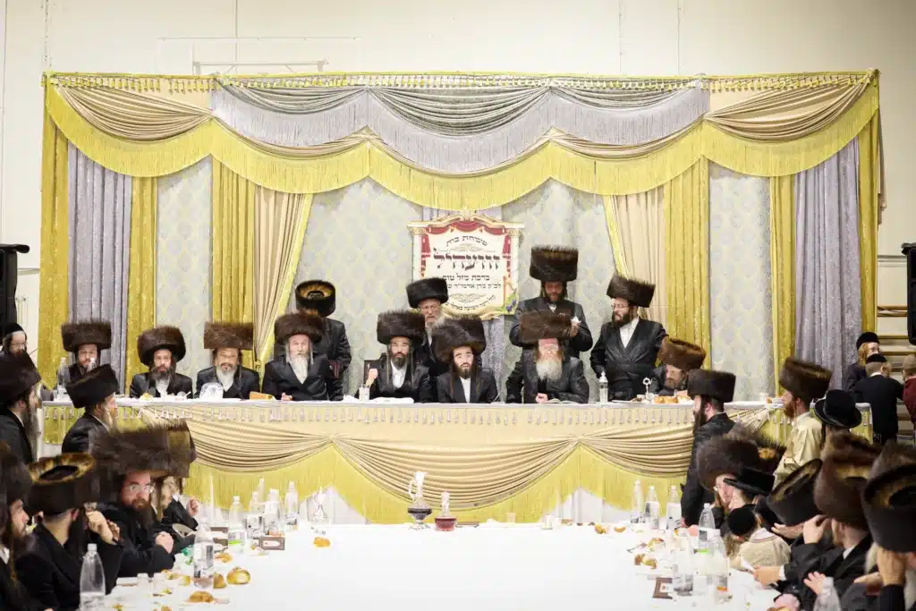 עריכת הטיש ושמחת הפארשפיל לבן האדמו"ר מזוועהיל