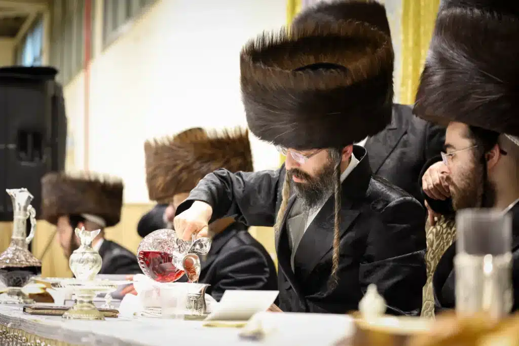 עריכת הטיש ושמחת הפארשפיל לבן האדמו"ר מזוועהיל