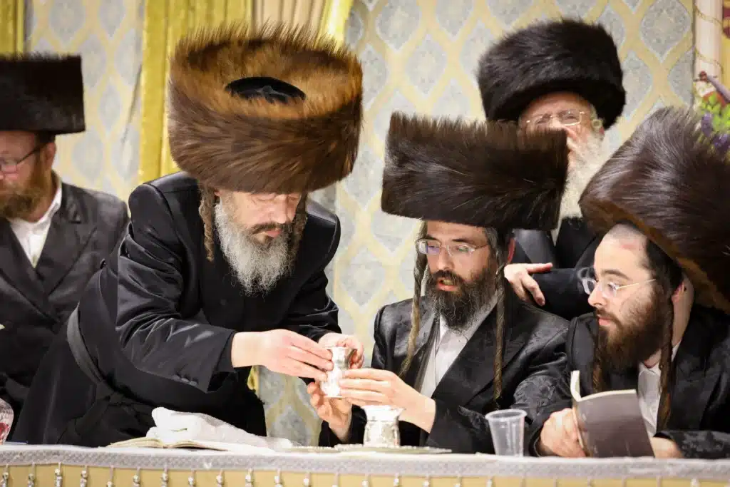 עריכת הטיש ושמחת הפארשפיל לבן האדמו"ר מזוועהיל