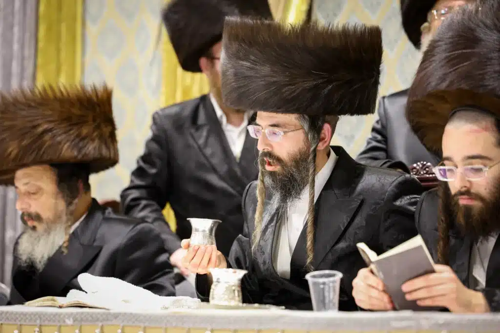 עריכת הטיש ושמחת הפארשפיל לבן האדמו"ר מזוועהיל