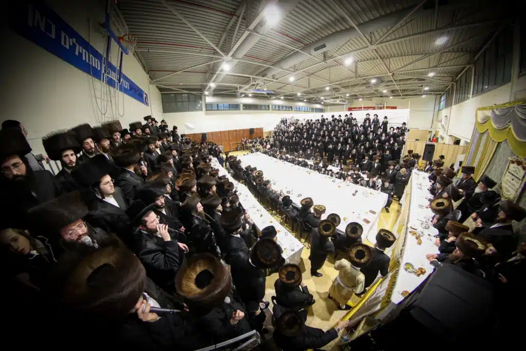 עריכת הטיש ושמחת הפארשפיל לבן האדמו"ר מזוועהיל